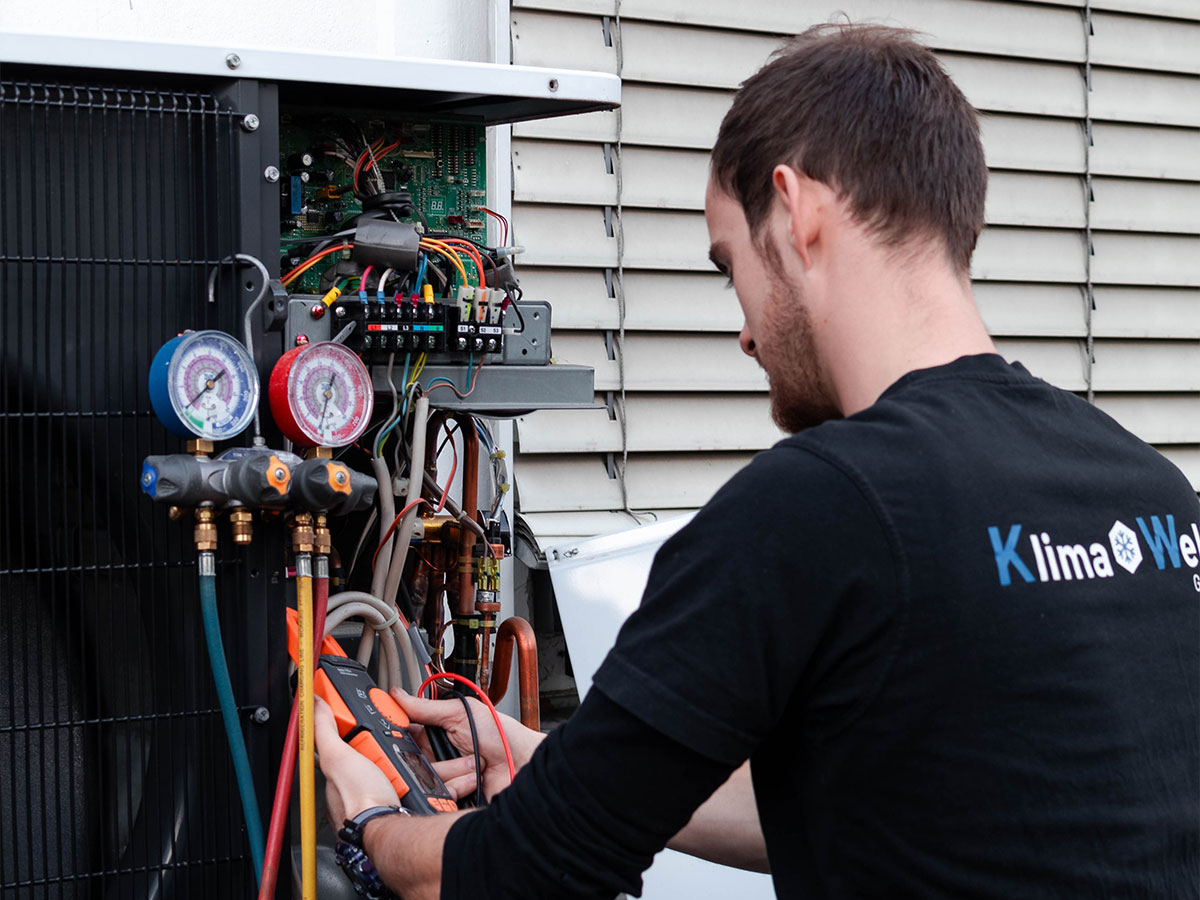 Split-Klimaanlage installiert in einem modernen Wohnzimmer