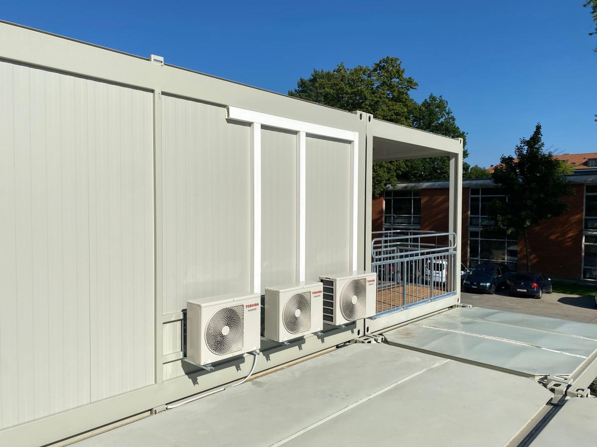 Schulprovisorium in Bern, heizt und kühlt mit unserer Hilfe in Container Prov., Bern Neufeld