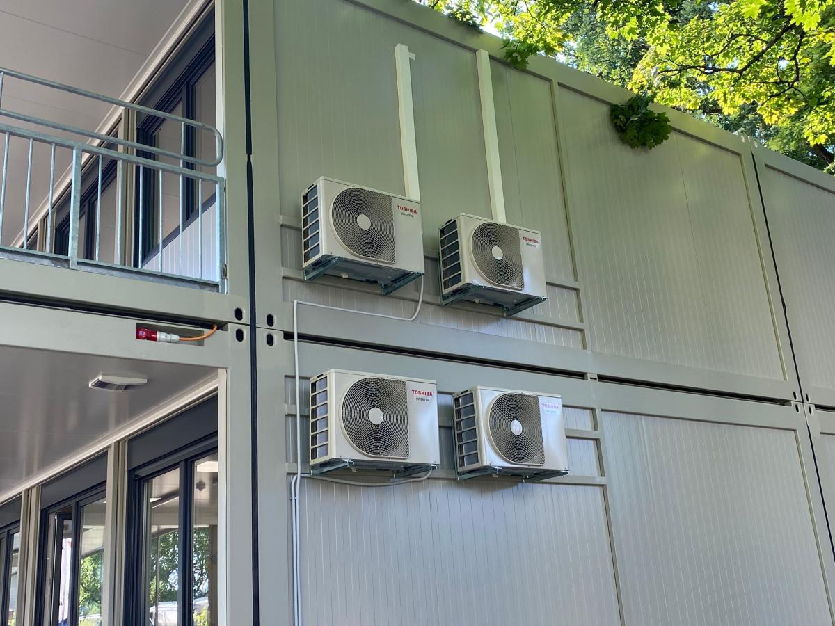 Schulprovisorium in Bern, heizt und kühlt mit unserer Hilfe in Container Prov., Bern Neufeld