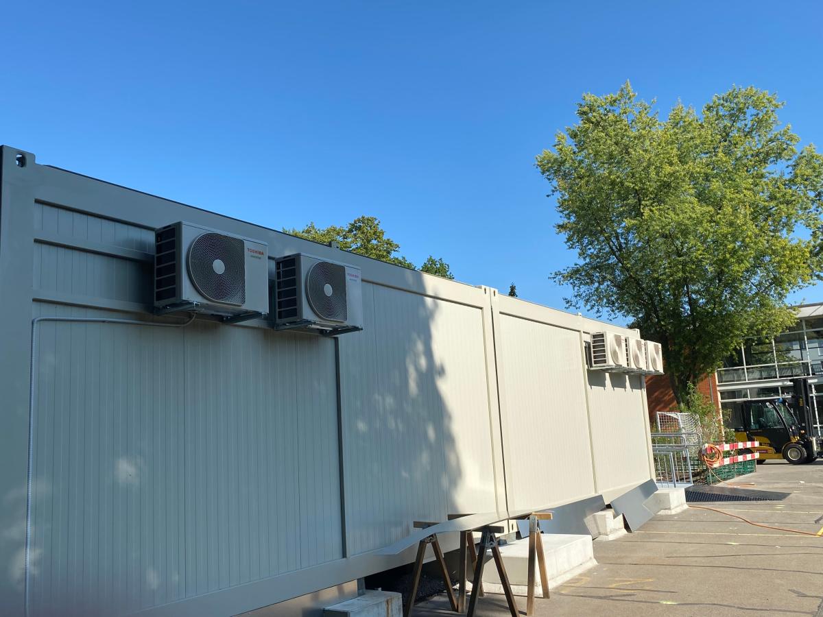 Schulprovisorium in Bern, heizt und kühlt mit unserer Hilfe in Container Prov., Bern Neufeld